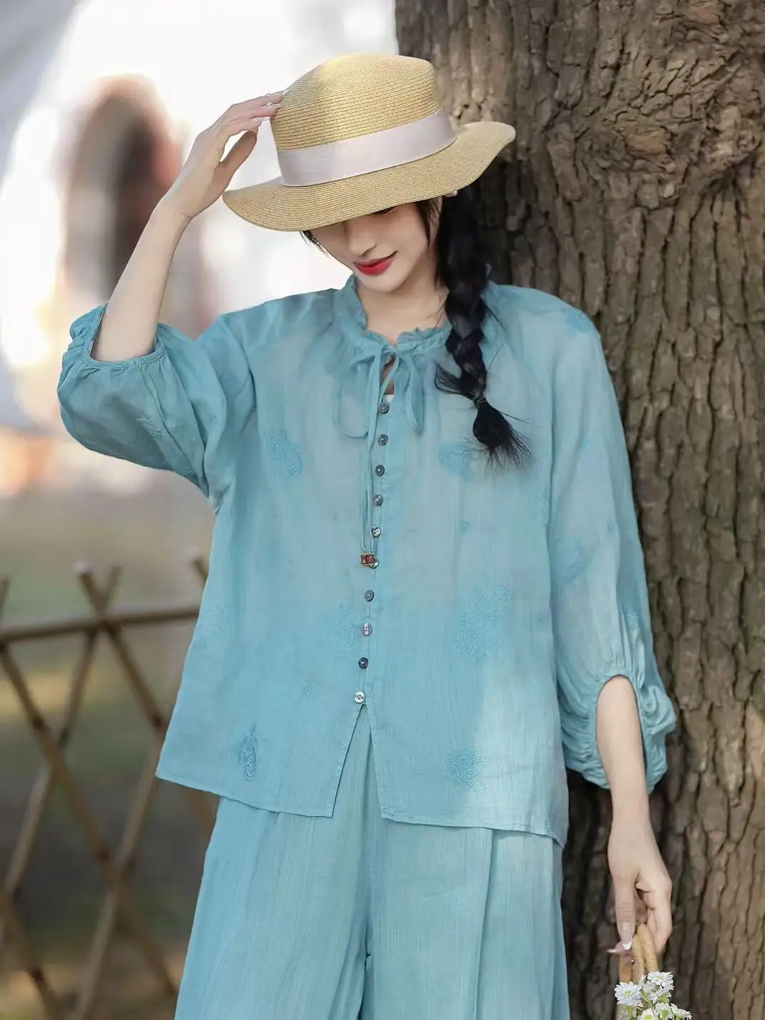 

Синяя вышитая рубашка из легкого льна, летняя новинка, женская, высококачественная, с защитой от солнца, свободного кроя, однотонная, хлопковая.