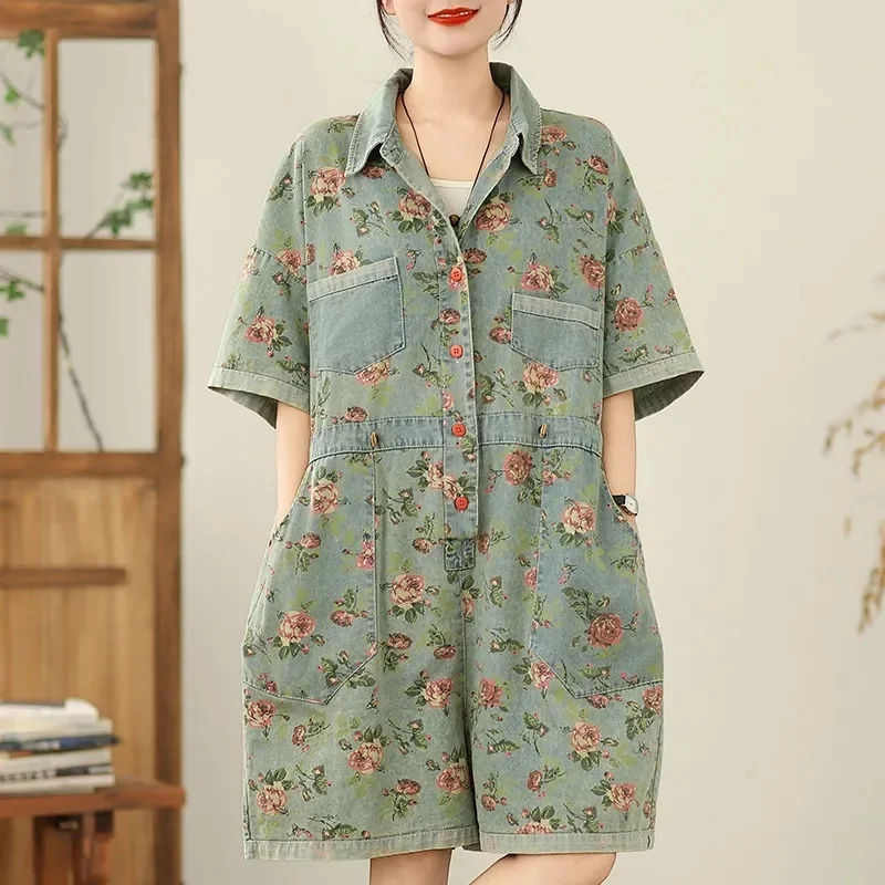 بدلة قفز صيفية غير رسمية موديل 2025 بياقة قميص من قماش الدنيم سراويل بخمسة أرباع مع جينز أنيق مطبوع عليه زهور للسيدات