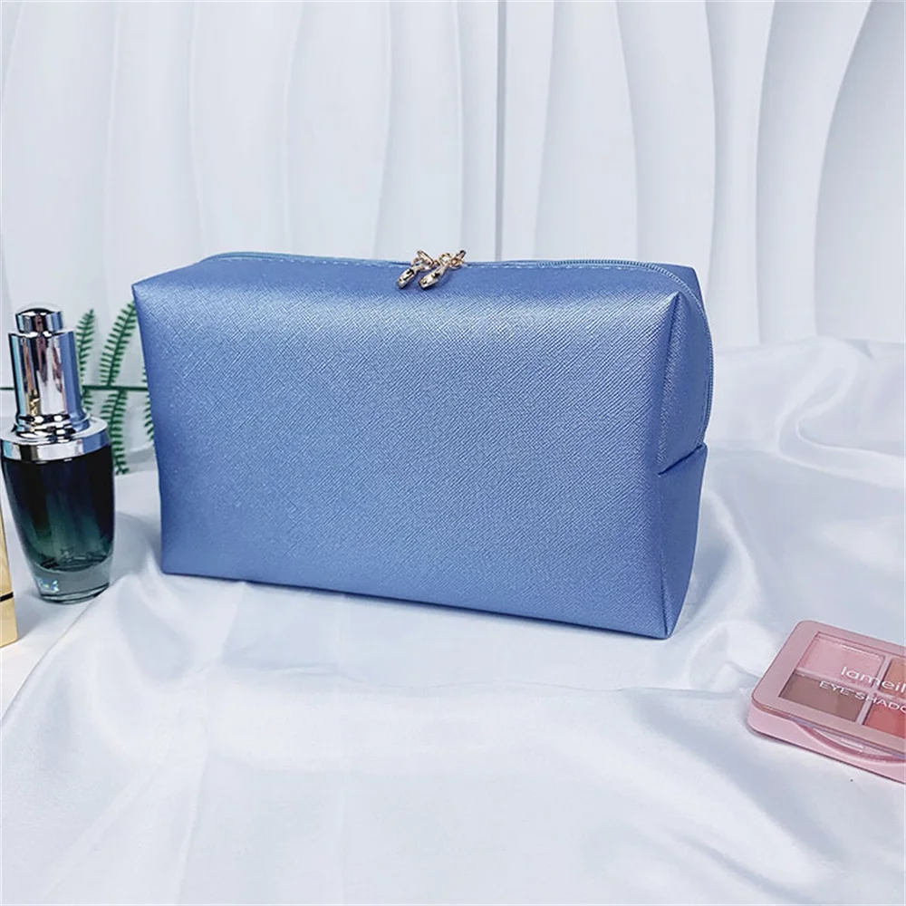 Bolsa de maquillaje de mano con nombre personalizado, bolsa de aseo portátil para mujer de Color sólido, bolsa de almacenamiento de regalo con nombre bordado personalizado