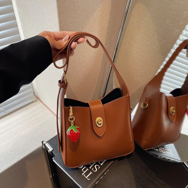 

Fashionable Ladies Messenger Bag Made Of Premium Leather Boasting Paris Style And High-End Vintage Commuter Look​