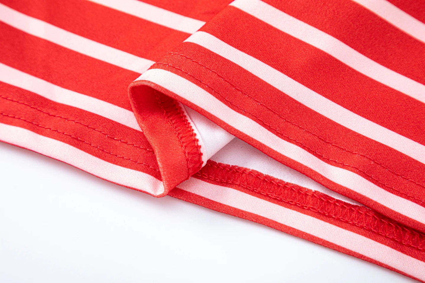 2026 Neues Europäisches und Amerikanisches Damenkleid mit Rundhalsausschnitt, Streifenmuster, Kurzen Ärmeln, Schlankmachendem Effekt und Seitenschlitz – Detail 17