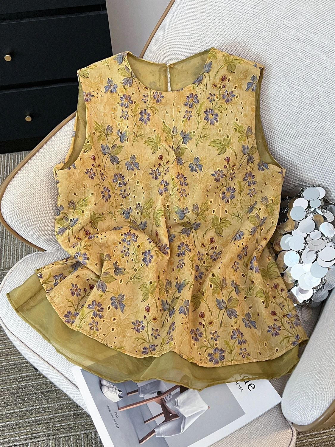 

New Chinese Sle Yellow Embroidered Hollow out Women's Vest Summer Vintage Loose Floral oulder Pad Top round Neline