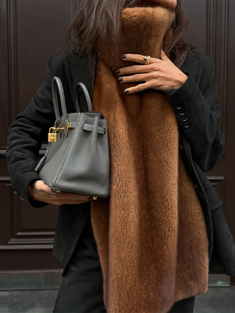 سترة نسائية أنيقة ذات ياقة مدورة من الفرو سترات مريحة منفوشة بدون أكمام متطابقة تمامًا للسيدات لخريف وشتاء 2025 طبقات عصرية للسيدات