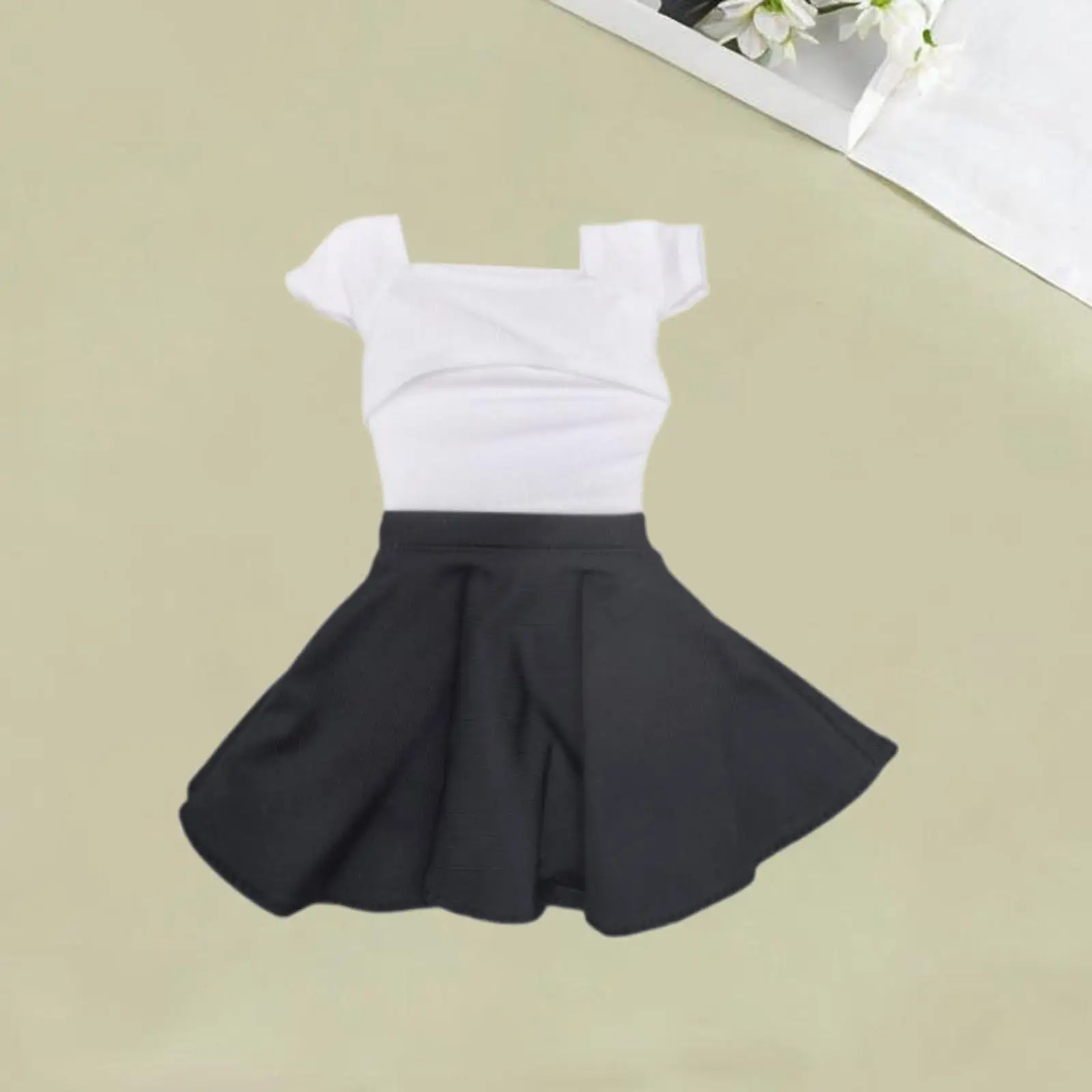 Stylowy zestaw ubranek dla lalek w skali 1:6: plisowana spódniczka i akcesoria.