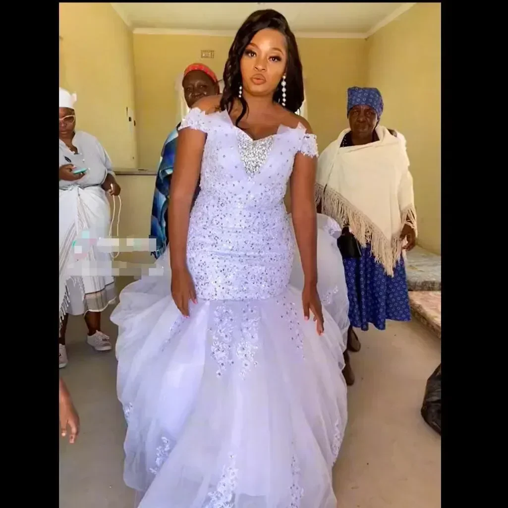 

Свадебное платье на заказ с блестящими кристаллами и бисером, со шлейфом, на тонких бретелях, для церкви, больших размеров, с корсетной спинкой