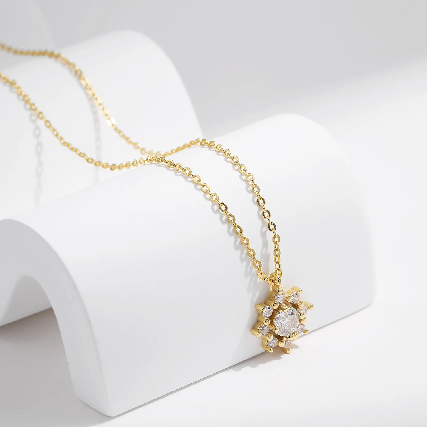 MiQiao CMA Super Flash Snowflake Pendant Mossan Diamond S925 Sterling Silver Superior Sense K Gold Colour Collarbone Chain Women