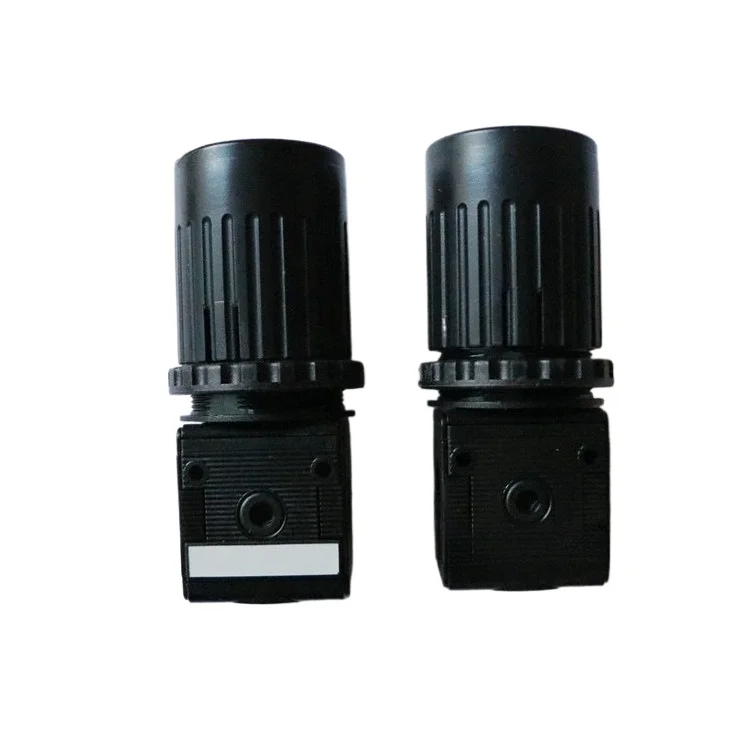 Pressure regulator with hand wheel pressure gauge