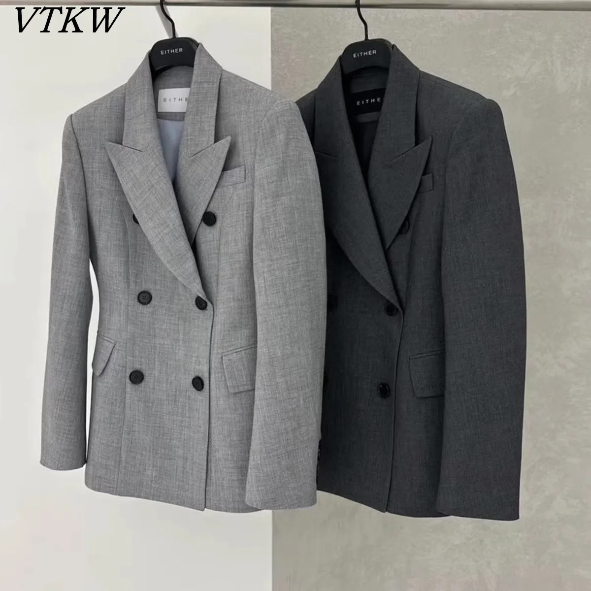 

VTKW 2026 Новый женский серый двубортный блейзер с широкими лацканами, черными пуговицами, приталенный крой, элегантная повседневная и деловая одежда
