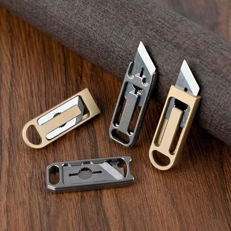 Cuchillo táctico mini de titanio y latón afilado para llavero - imagen 2