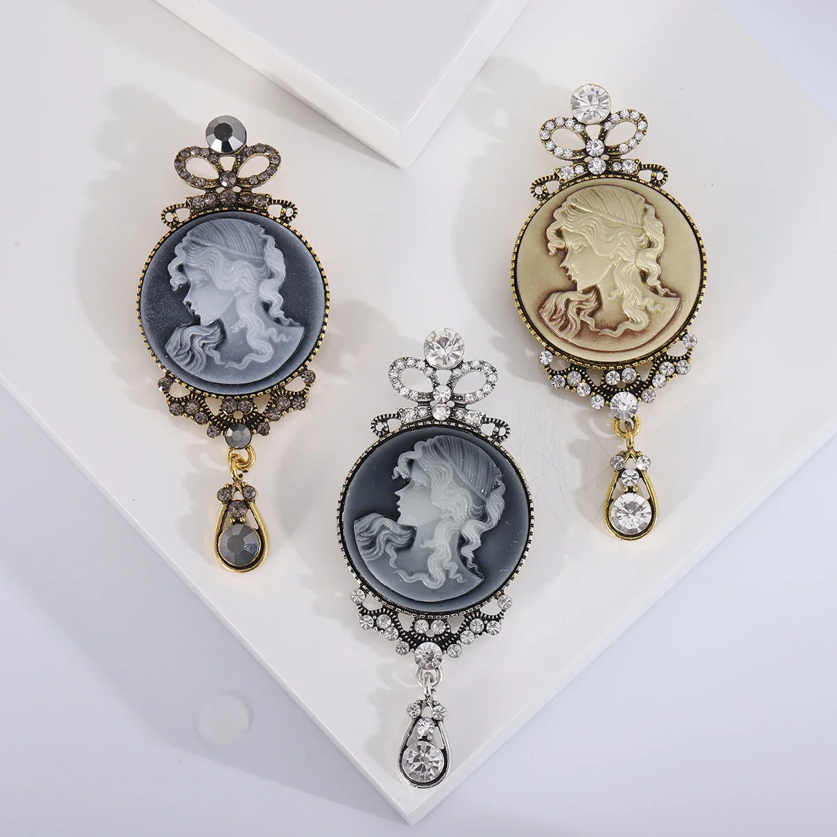 Vintage Victorian Brooches for Women Unisex Beauty Head Pins Multi-color Available Banquet Party Accessories Gifts