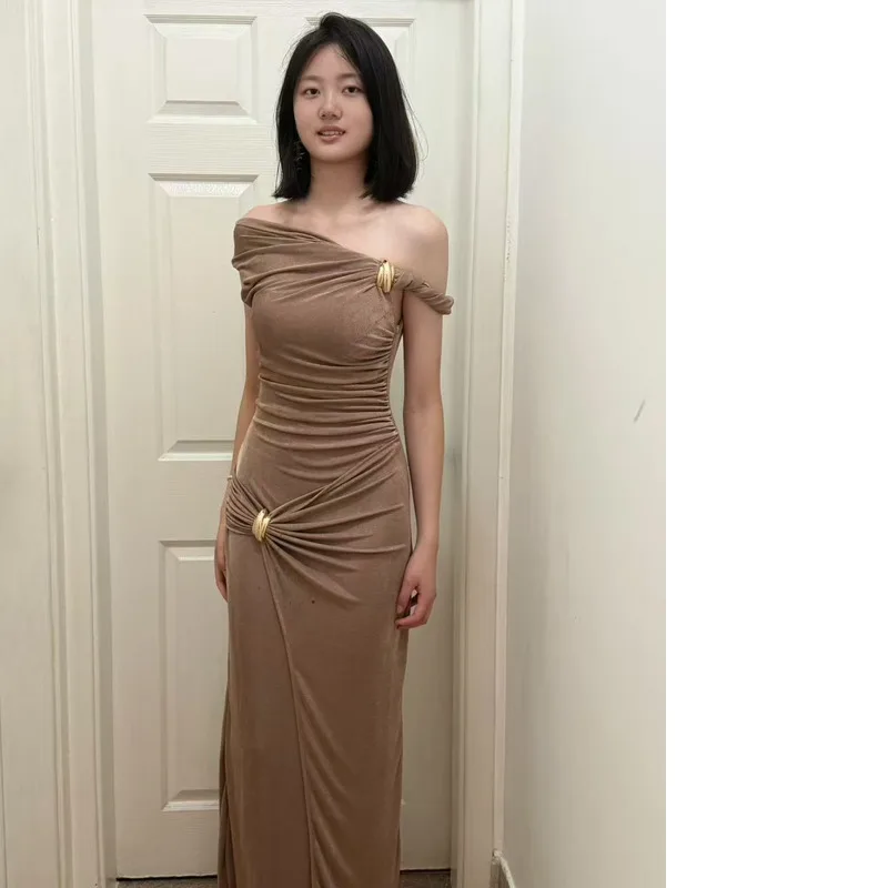 BEWQ فستان نسائي أنيق برقبة مائلة بدون أكمام محبوك مطوي زر معدني فستان الحفلات المسائية 2025 خريف جديد