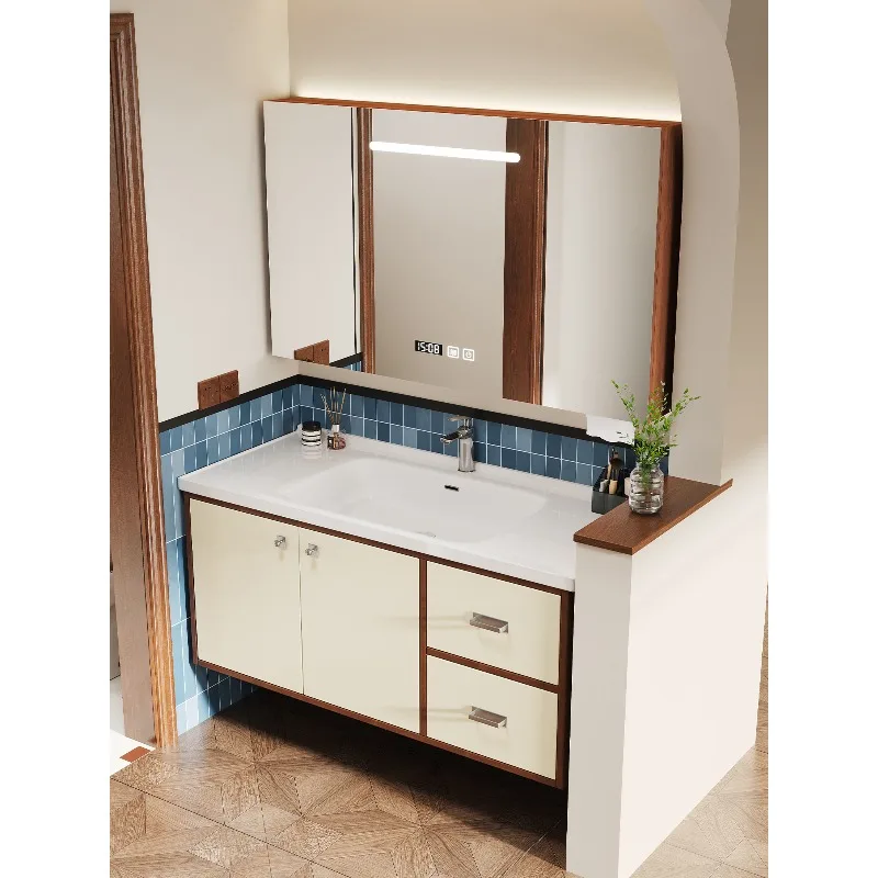 

Комбинированный шкаф для ванной комнаты с цветными блоками, керамической интегрированной раковиной и умывальником для мытья рук.