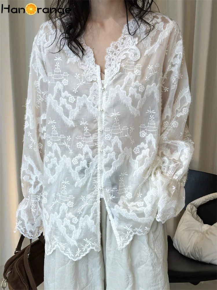 HanOrange 2026 أوائل الربيع الخامس الرقبة منظور التطريز الدانتيل قميص المرأة ثلاثية الأبعاد زر أعلى المشمش
