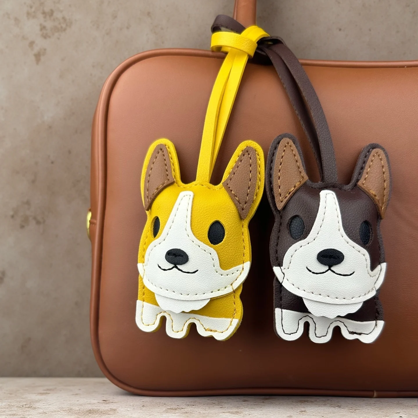 Super süßer Corgi PU-Leder-Anhänger, exquisiter handgefertigter Corgi PU-Leder-Schlüsselanhänger, Haustier-Hundetaschen-Accessoire, Geschenkidee für Hundeliebhaber.