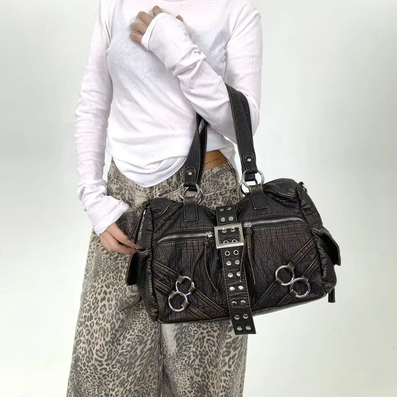 

Y2K Maillard Street Hot Girl Make Old Shoulder Bag Personalized Retro Rivet Trendy Cool Motorcycle Bag