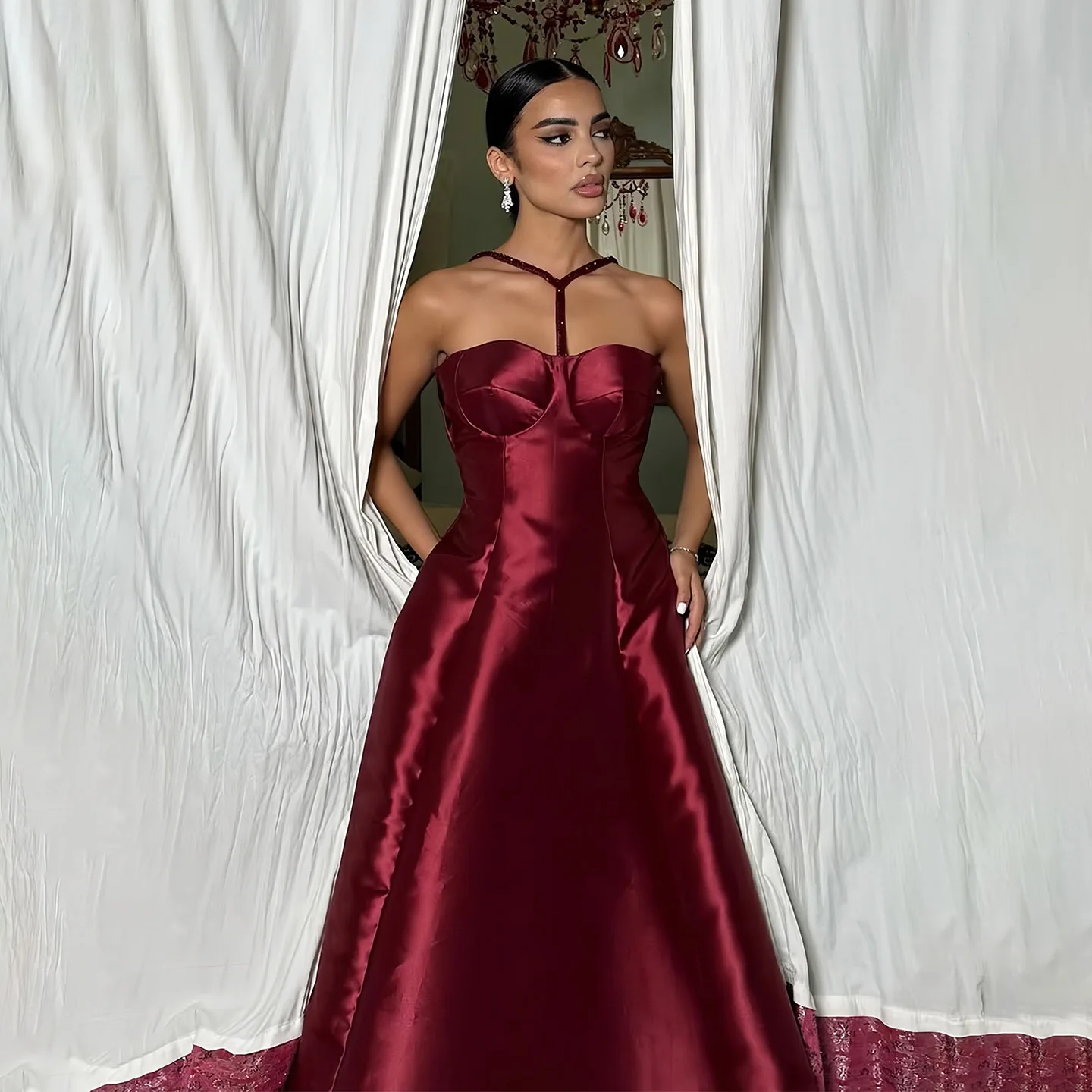 Sharon Said Elegantes Weinrotes Satin-Abendkleid mit Neckholder-Ausschnitt und Tiefem V-Rücken für Formelle Anlässe und Partys SF465 Maßanfertigung