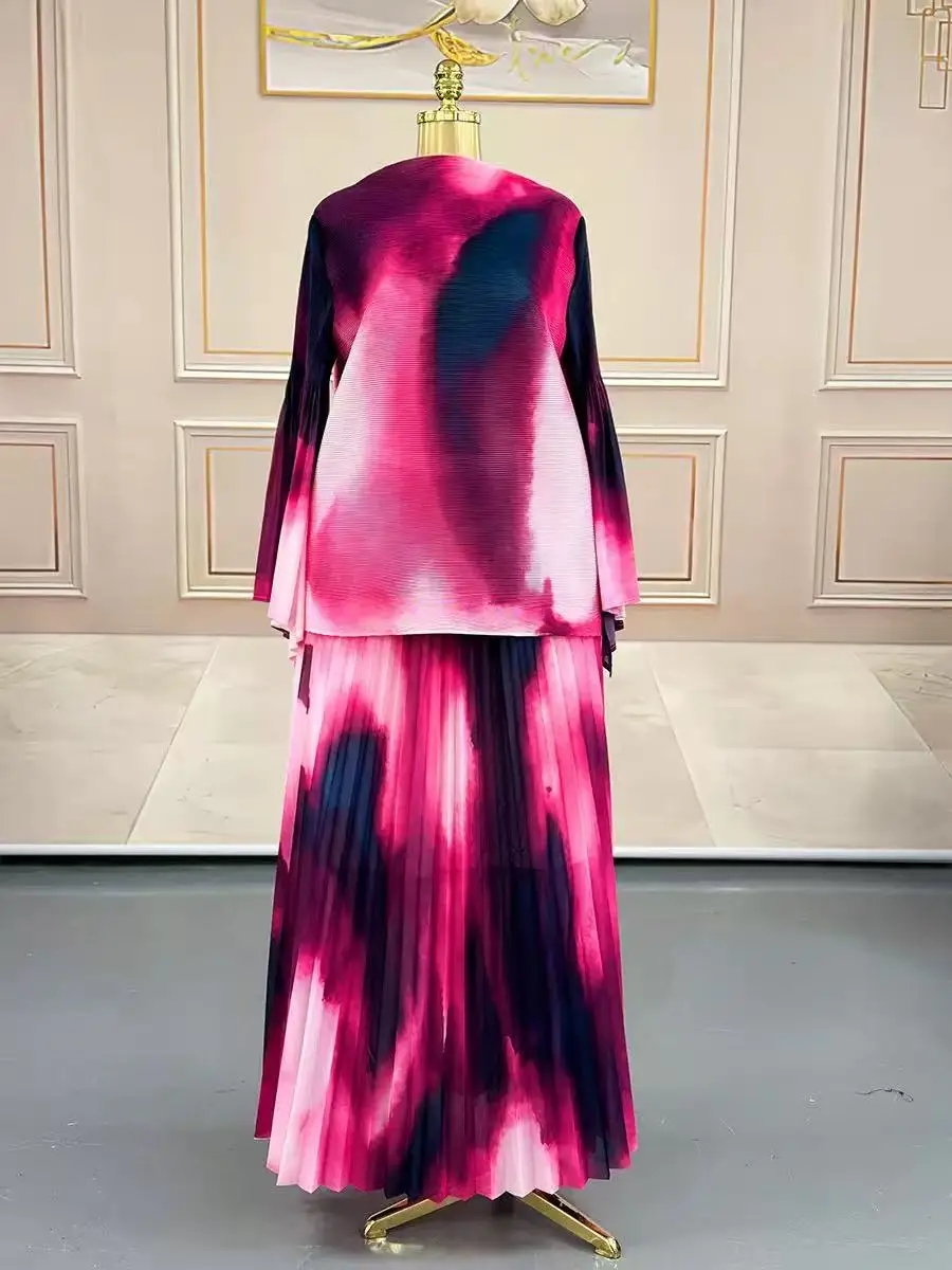 

Комплект женской одежды: модный свободный топ с принтом и элегантные плиссированные брюки с широкими штанинами, коллекция Зима 2025 от Miyake