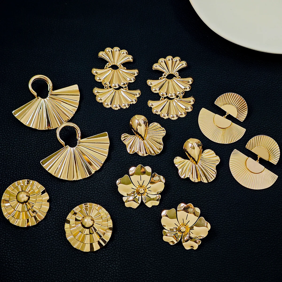 Gold Color Exaggerated Vintage Style Earrings Made of Metal Delicate Textured Leaf Geometric Irregular Earring Women Y2k Jewelry