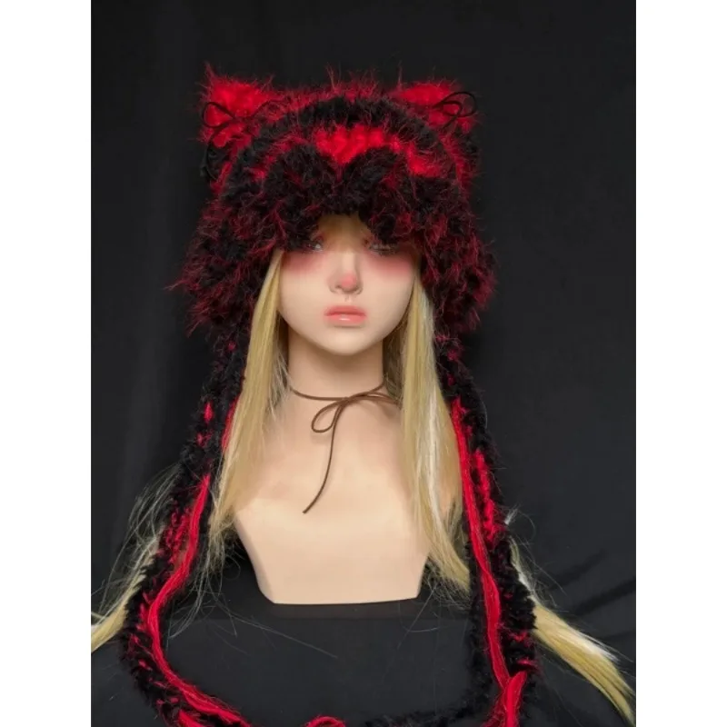 Een handgemaakte winter- en herfstwarme, katvormige oorbeschermers, gemaakt van gebreid pluche garen.