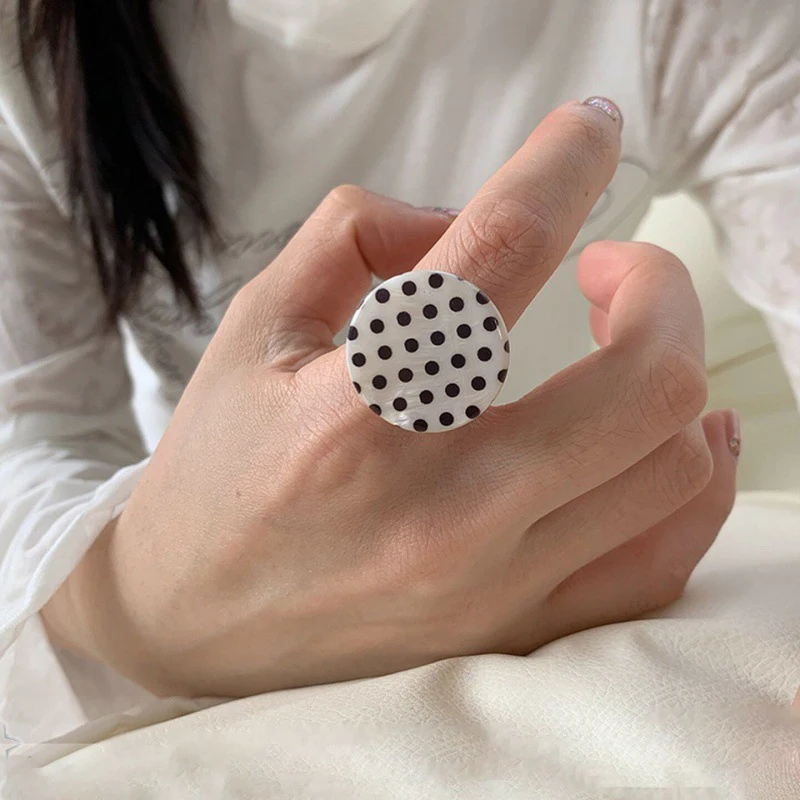 Anillos abiertos de lunares blancos y negros de nicho Vintage para mujer, anillo de dedo índice elegante acrílico redondo con sentido del diseño, joyería estética
