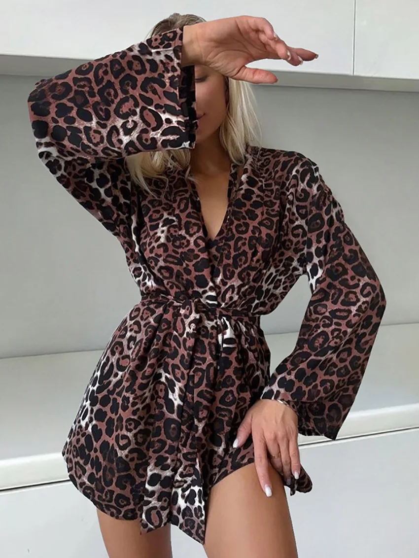 

Европейская и американская осенняя удобная свободная домашняя одежда с леопардовым принтом, нижнее белье, шорты, верхняя одежда, комплект из трех предметов, пижама