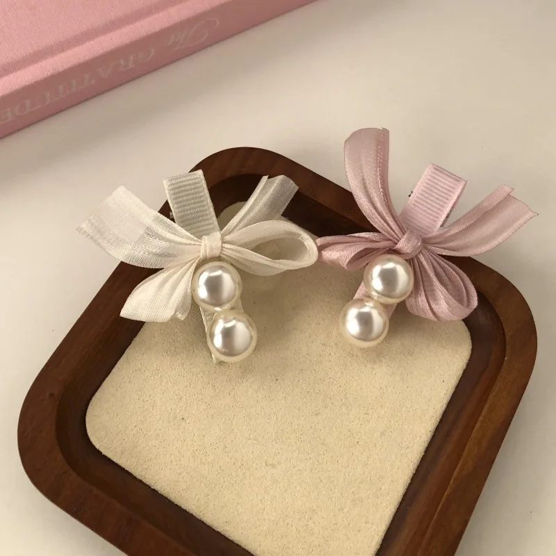 

2 шт., заколки для волос с розовым бантом, милые заколки для волос с жемчугом для девочек, челка на лбу, заколки в виде утконоса, изысканный боковой зажим, аксессуары для волос