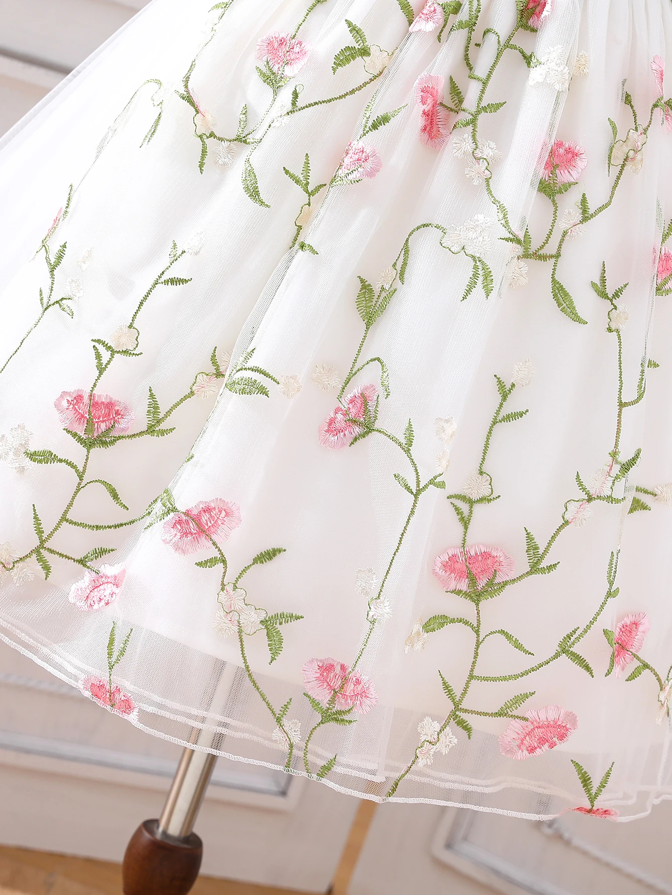 Girls\' exquisite floral embroidered dress - transparent puff sleeves and fluffy skirt design