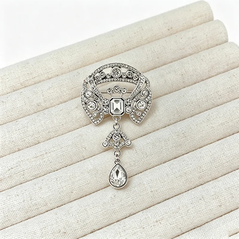 Damen-Kristallbrosche, vergoldete Tropfenform, Strass-Anhänger, elegantes Schmuckgeschenk