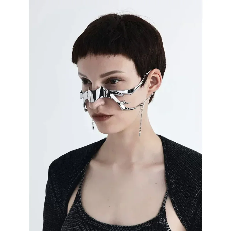 2023 Luxus Cyberpunk Maske Flüssigkeit unregelmäßig Silber Farbe hohl Titan Stahl Gesichts accessoires für Frauen Männer Party Schmuck