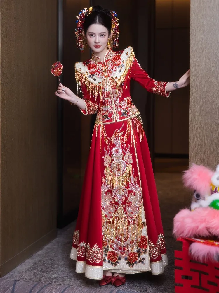 

The new Chinese-style wedding dress for brides featuring a phoenix crown and red cape is grand