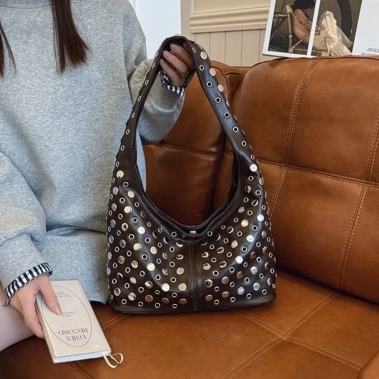 

2026 Модная сумка-куб с металлическими заклепками в стиле панк, новая европейская и американская модная мотоциклетная сумка