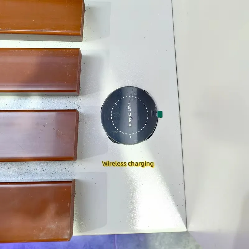 Mobili da esterno Panca solare intelligente Panca da giardino per parco solare con ricarica wireless e altoparlante Bluetooth