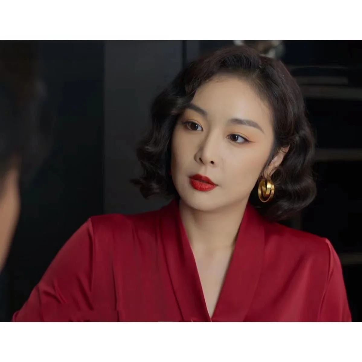 

Красная шифоновая блузка с V-образным вырезом и длинными рукавами для женщин, весенняя модная модель для офиса, приталенный крой, корейский стиль, для элегантных дам