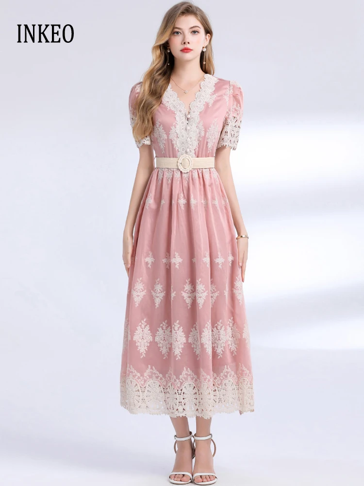 Elegancka sukienka maxi z dekoltem w serek i krótkim rękawem, dopasowana, damska, luksusowa, koronkowa, haftowana, z wycięciami, w stylu vintage, INKEO 5D203, lato 2025.