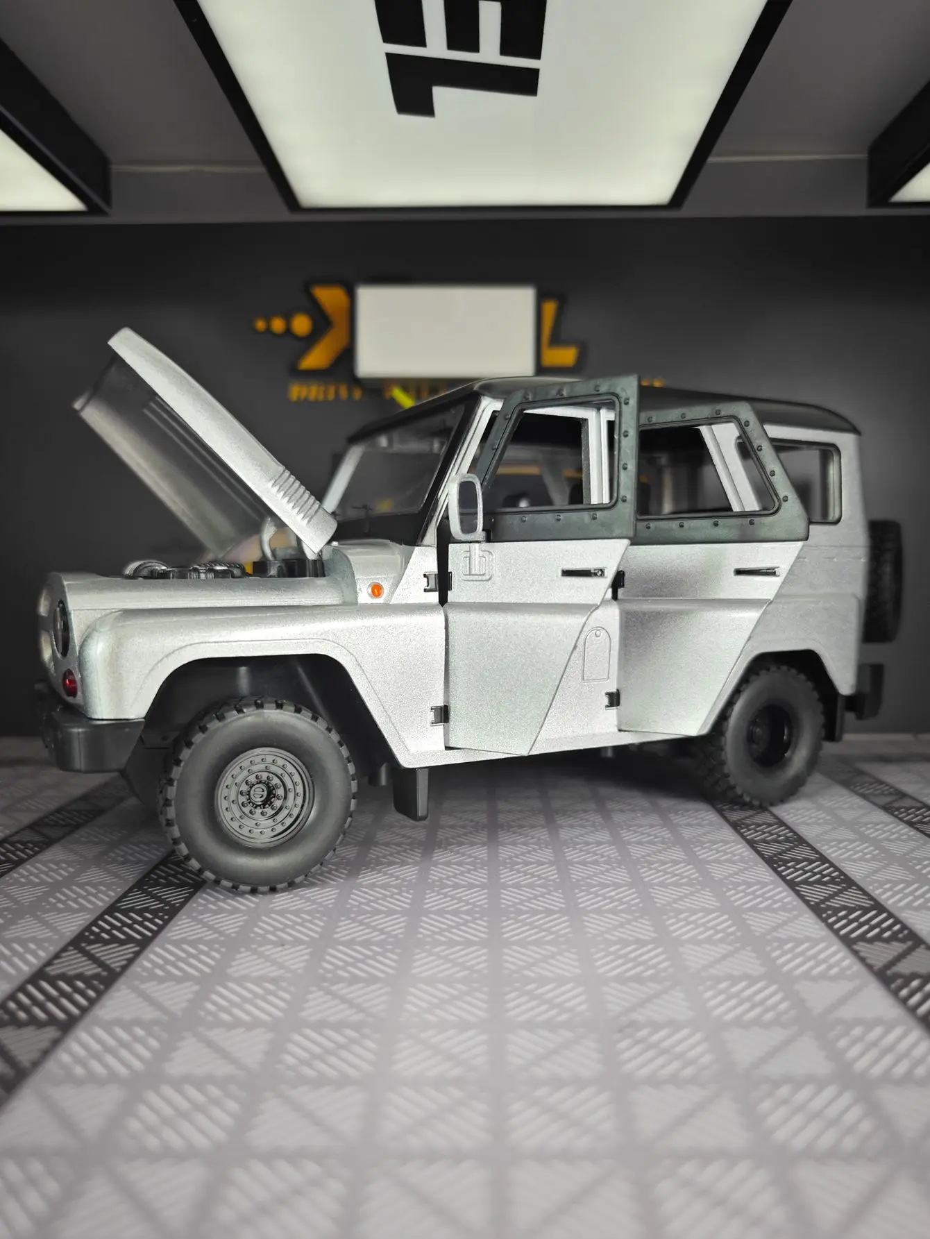 1:18 하드 코어 오프로드 차량 합금 자동차 모델 음향 광학 풀백 어린이 장난감 문과 후드 트렁크를 열 수 있습니다