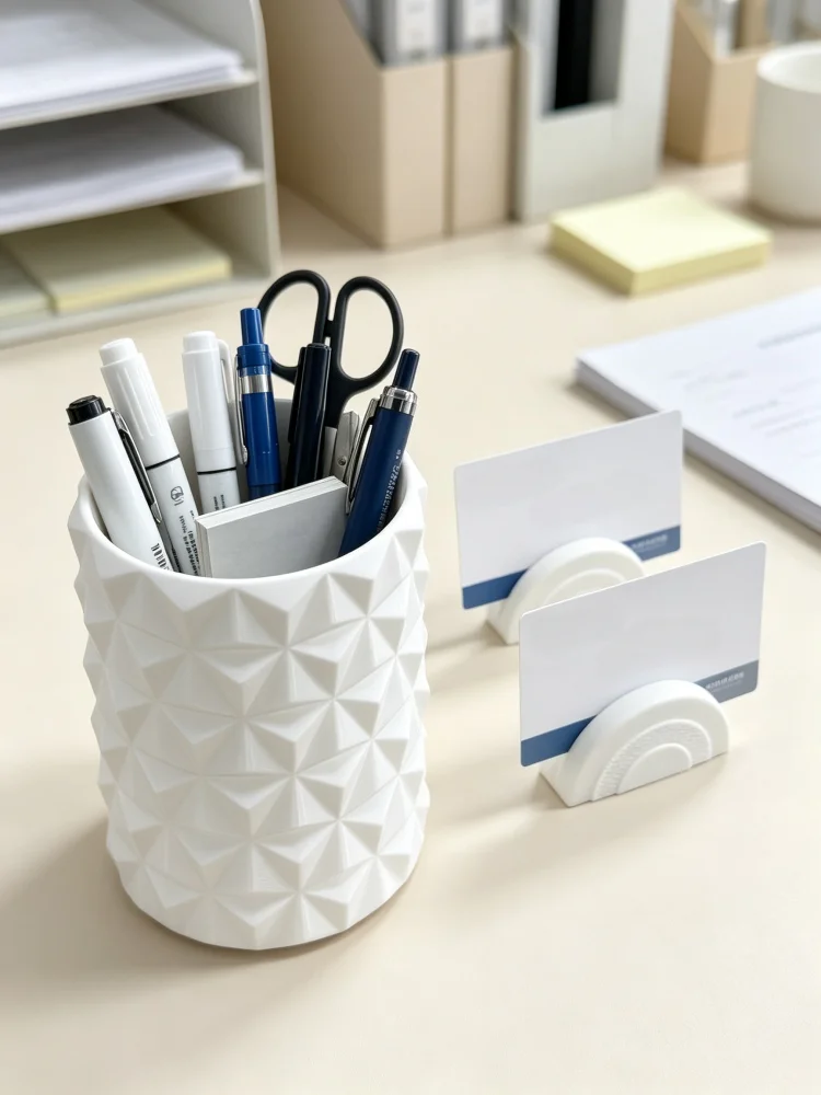 Modern Minimalist White Diamond-Cut Pen Holder with Business Card Holder Combination, Cylindrical Desktop Pen Storage Cup with Embossed Surface, Smooth and Lightweight Petg Material Stationery Storage Basket, Non-Slip Stable Base Saves Space, Organizes Various Pens and Small Stationery Items, Suitable for Home Office Areas and Student Desks, Can Serve as a Makeup Brush Storage Holder, Elegant Decorative Desktop Ornament, Office Accessory Gift