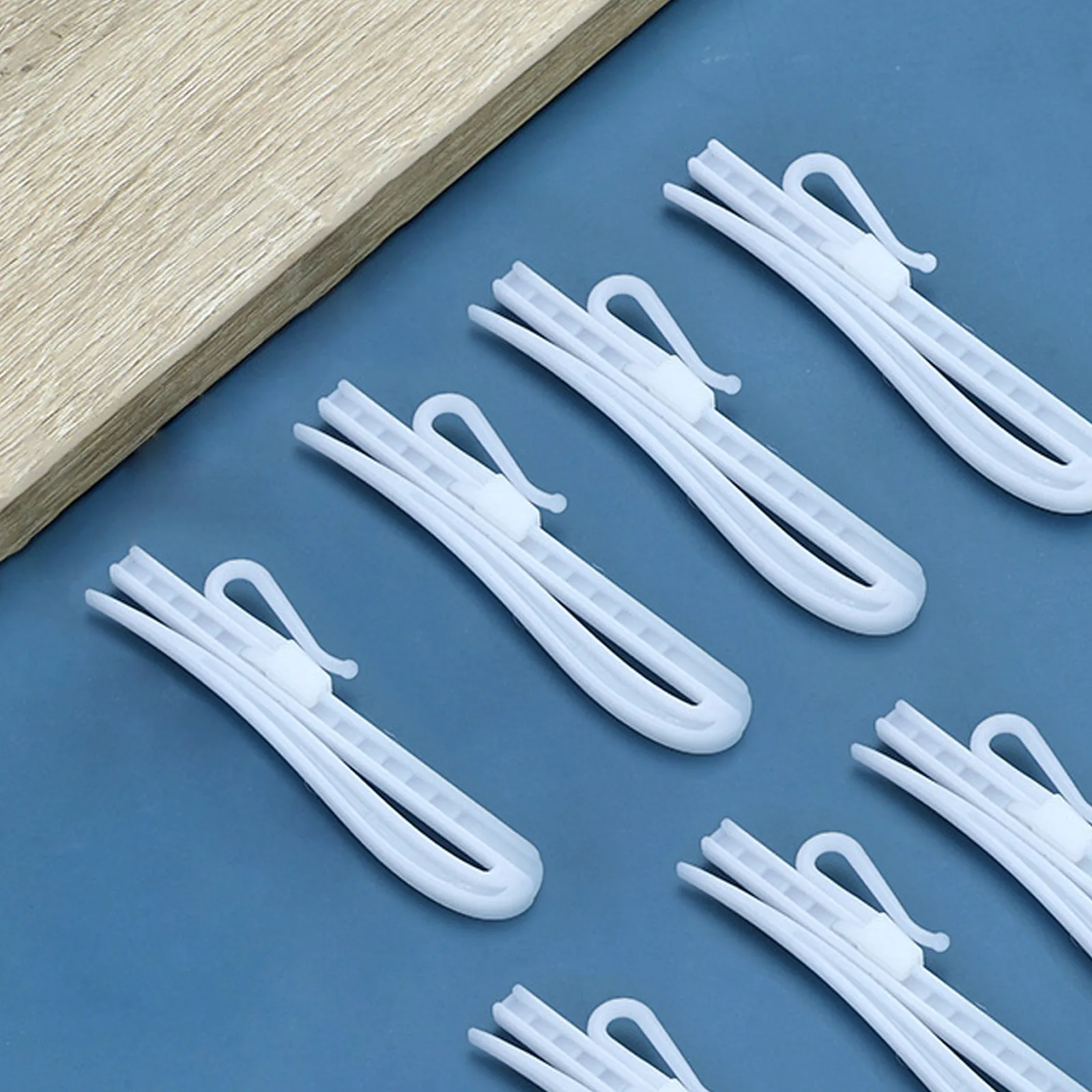 100Pcs Plastic Curtain Hooks Adjustable Design Easy Installation Space-Saving Compact Drapery Hooks for Living Room Bedroom Home