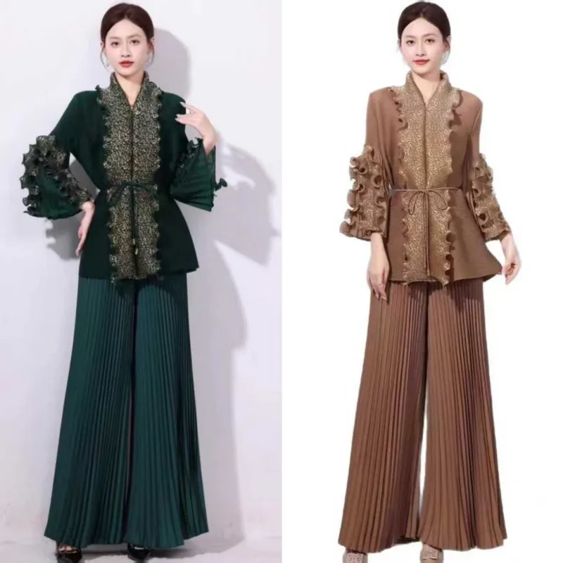 ชุดกางเกงพลีท Miyake รุ่นปี 2025 ไซส์พลัส ชุดสูทแฟชั่นใหม่ล่าสุด ตกแต่งขอบเสื้อสีทองแบบไม้  ทรงหลวม กางเกงขายาวทรงกว้าง ชุดเซ็ต 2 ชิ้น
