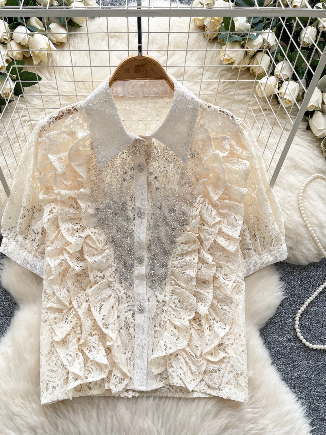 قميص دانتيل ماسي مزين ثقيل على الموضة للنساء صيفي بأكمام فقاعية وزر واحد على الطراز الكوري بلوزة فضفاضة