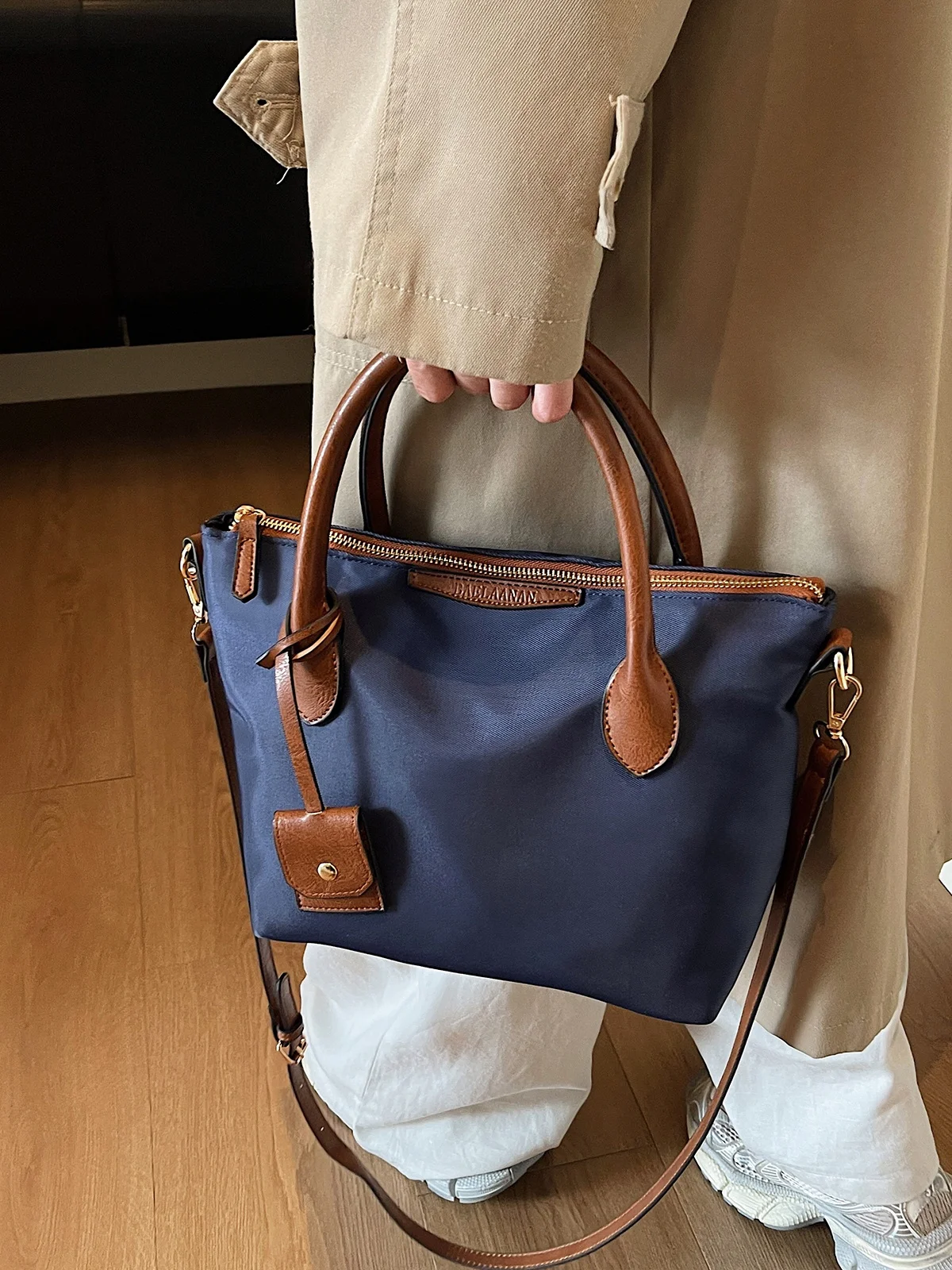 حقيبة كتف نسائية عملية كبيرة السعة من النايلون، حقيبة يد للتنقل اليومي، حقيبة حمل خفيفة الوزن متعددة الاستخدامات للشابات