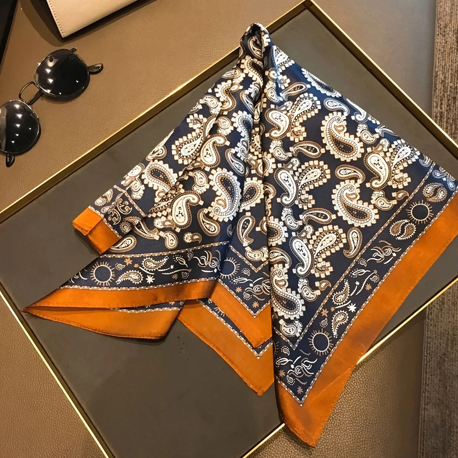 Quadratischer Schal mit Paisley-Hahnentrittmuster im Retro-Stil, weicher Satin, dünner, glatter Halstuch, Sonnenschutz-Kopftuch für Damen, Kopfwickel – Detail 7