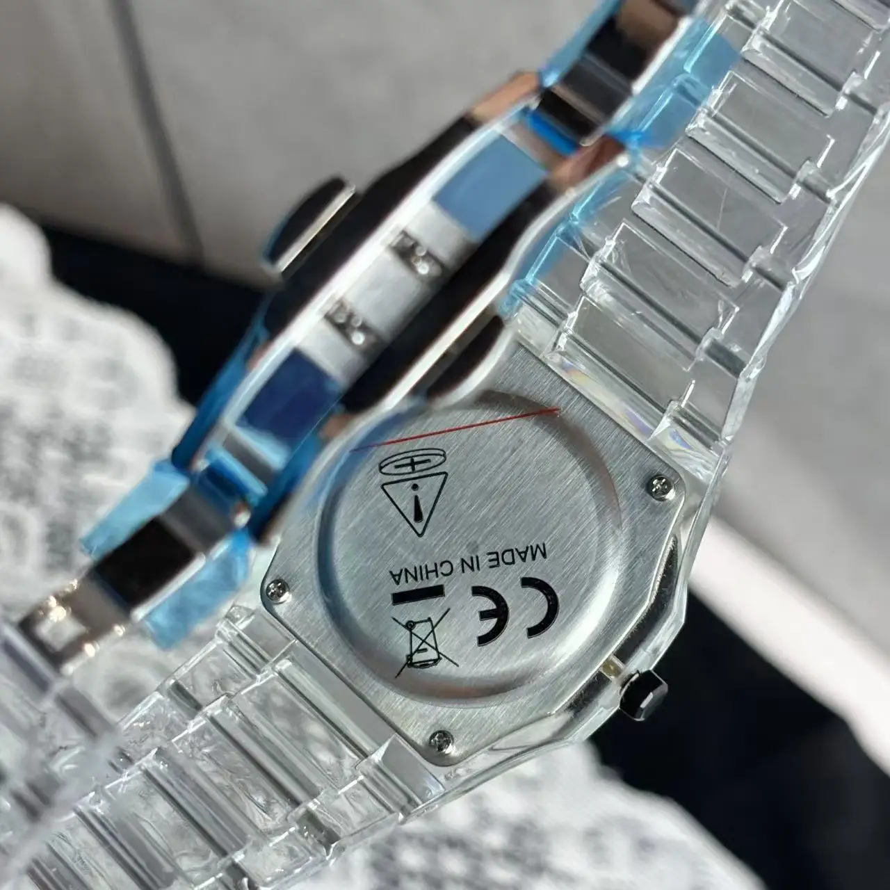 นาฬิกาควอตซ์ผู้ชาย 2025 อินเทรนด์การออกแบบโปร่งใสตัวเลขภาษาอาหรับ High-End รู้สึก Cool แฟชั่นนาฬิกาสําหรับสุภาพบุรุษ