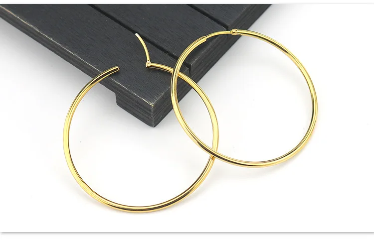 Goldfarbene Kreis-Ohrringe mit Linienmuster, 12 mm, verstellbar, aus Edelstahl, vakuumplattiert, hypoallergen, neu – Detail 6