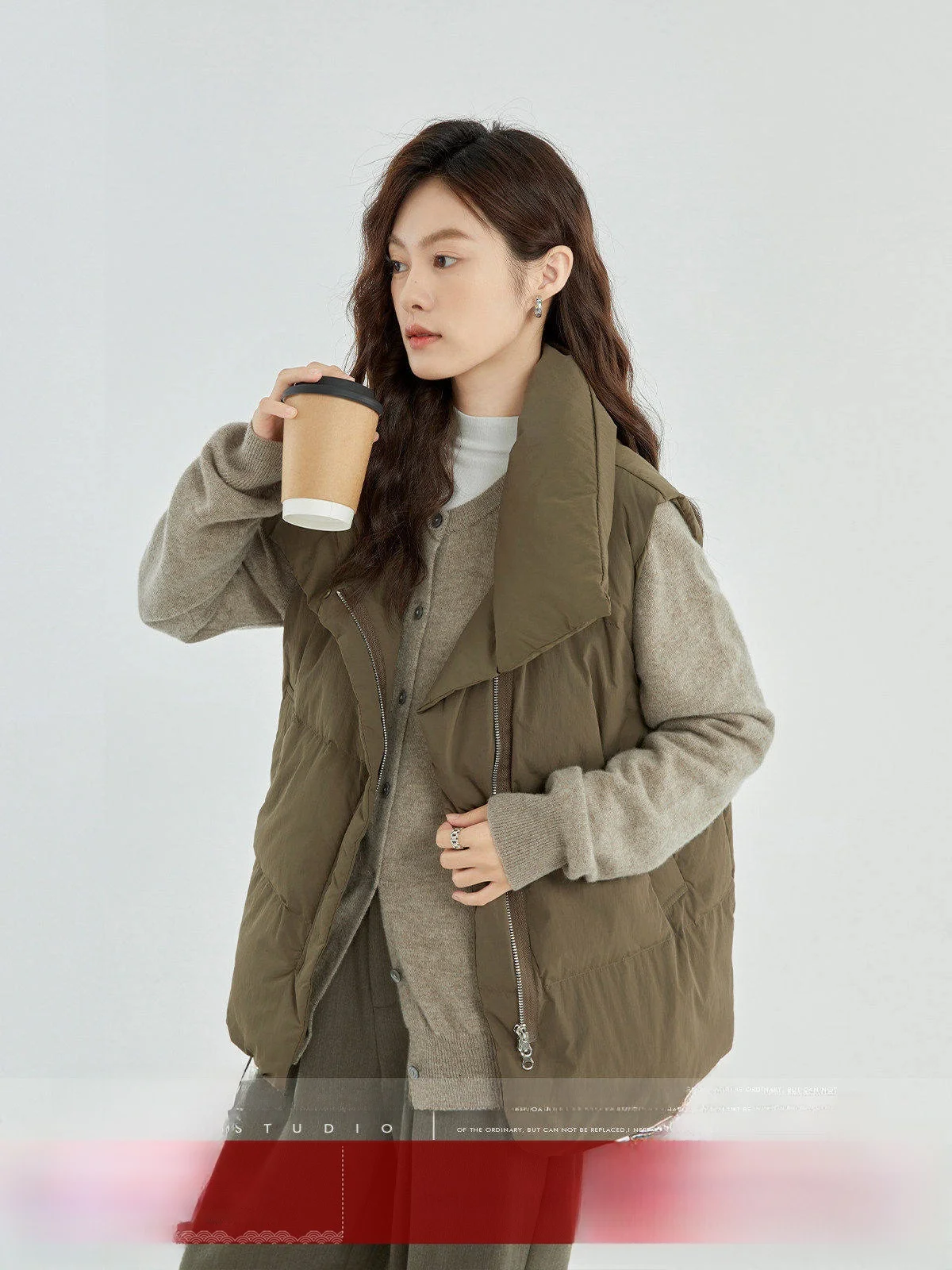 

Жилет MoZa White Du down Vest женский, без рукавов, многослойный, для ношения поверх одежды, осенне-зимний, теплый, из полиэфирного волокна, на молнии