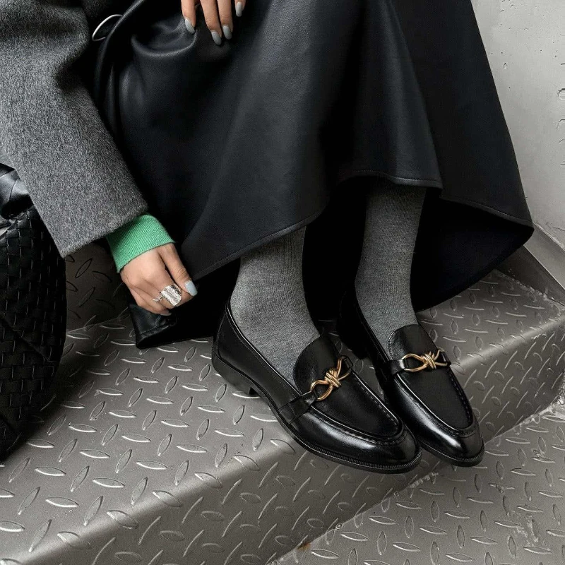 금속 버클, 둥근 앞코, 평평한 밑창, 스타일리시하고 다재다능한 싱글슈를 갖춘 여성용 영국 스타일 레트로 천연 가죽 로퍼