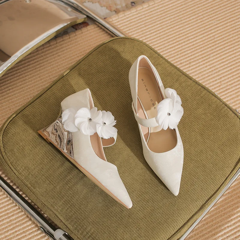 

Bloomsteps [овчина] женские туфли на высоком каблуке наклонном каблуке, новинка 202, туфли с острым темпераментом и одним словом с цветочным узором, евро-американский черный каблук