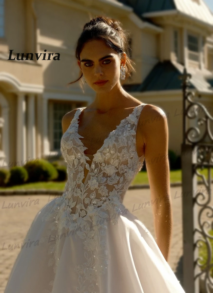 Lunvira Trendy V-neck Wedding Dress Sleeveless Lace Appliques Tulle Backless A-line Chapel Train Vestidos De Novia Customized