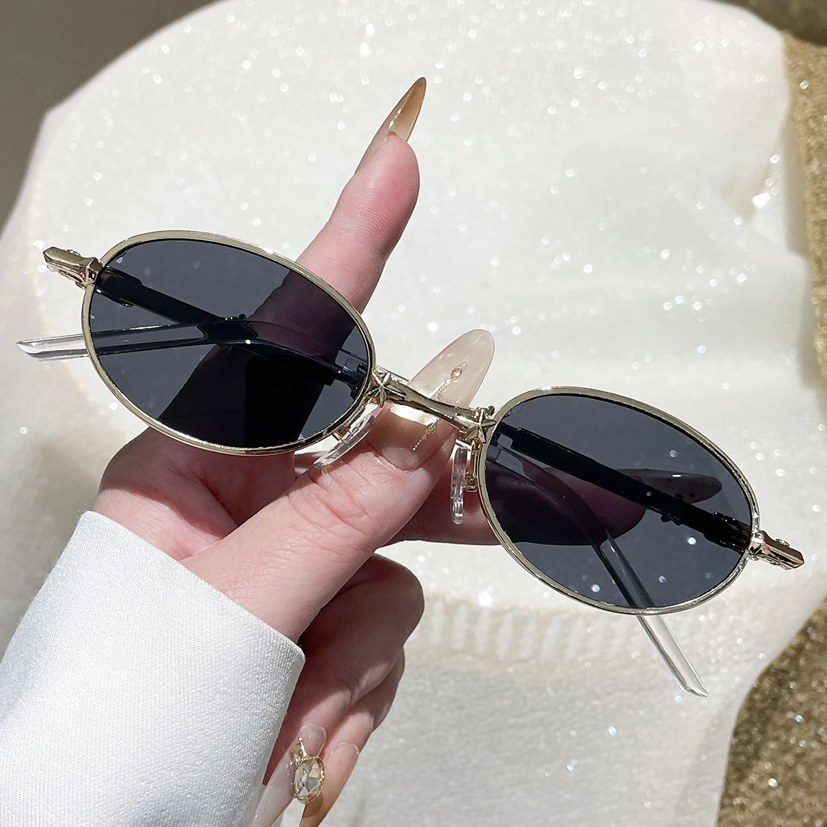 1 Stück Unisex Sonnenbrille Neue Faltbare Metall-Universalbrille Ovale Form Personalisiertes Vielseitiges Diamant-Verziertes Design Trendiges Street-Style-Design