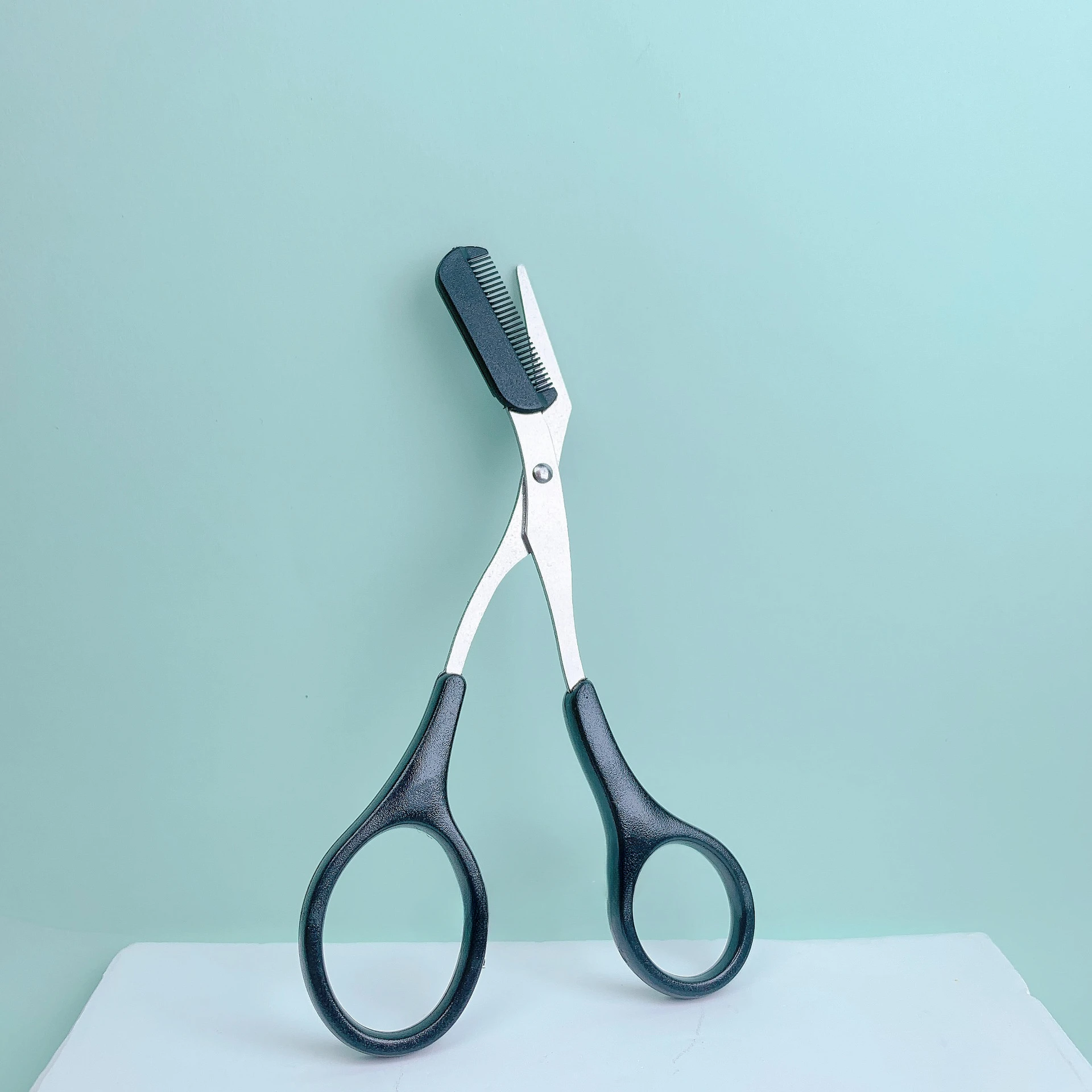 Pink Eyebrow Scissors with Built‑in Comb, Stainless Steel Precision Eyebrow Grooming Tool, Portable Trimming Scissors for Shaping Neat Perfect Eyebrows, Women Beauty Makeup Accessory