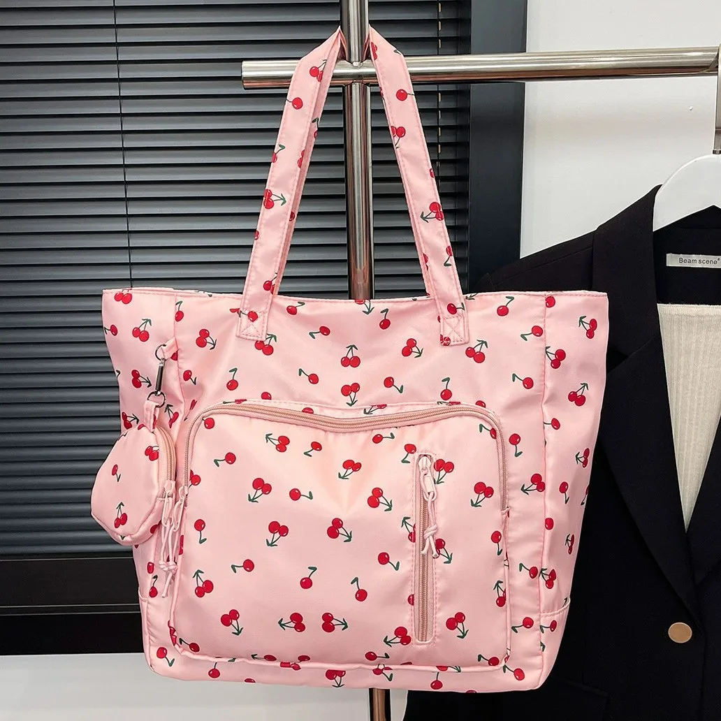 กระเป๋าโท้ทลายเชอร์รี่สำหรับผู้หญิง ปี 2025 กระเป๋าสะพายไหล่ความจุขนาดใหญ่ พร้อมหูหิ้ว กระเป๋าสะพายข้างลายผลไม้ ดีไซน์หวานและกว้างขวาง